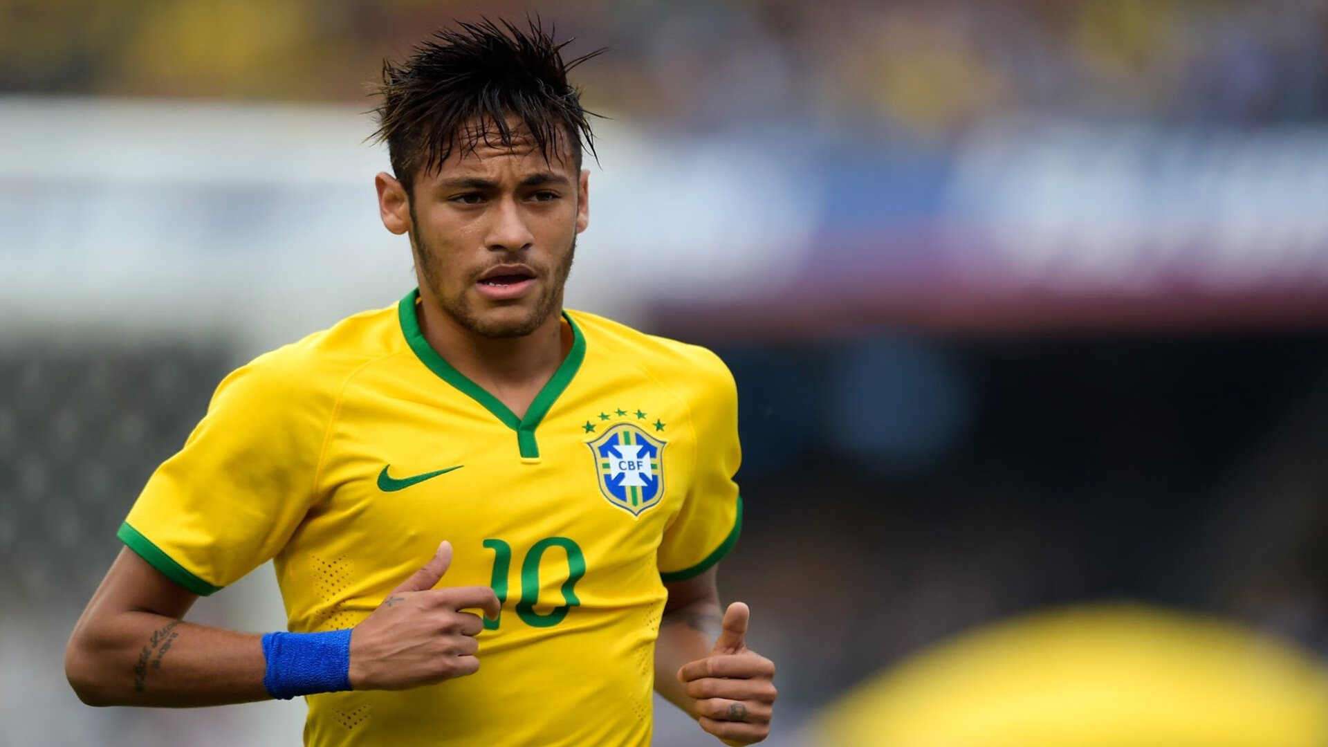 冠军队主场庆祝仪式盛大举行，球迷情绪高涨，球队主场冠军旗帜